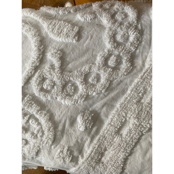 Columbine Cody Home Collection white chenille bedspread fringe full bed - Picture 4 of 12